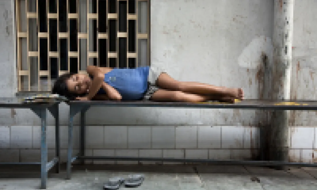 Child on bench. Credit Anita Khemka, DNDi