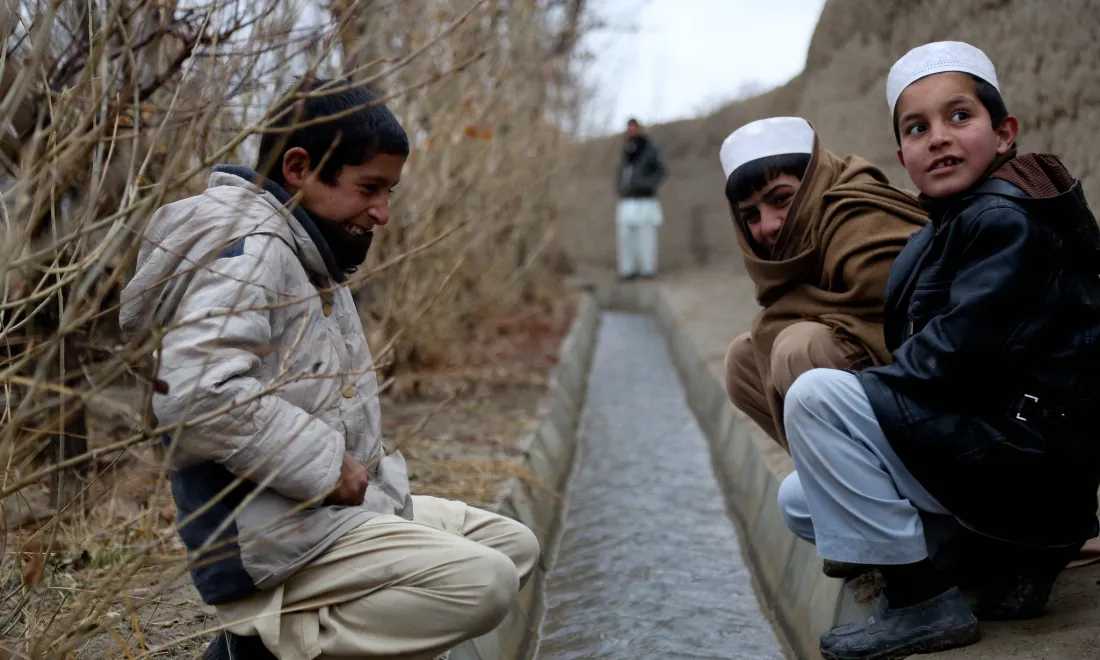 children by canal Credit Abbas Farzami_Rumi Consultancy_World Bank