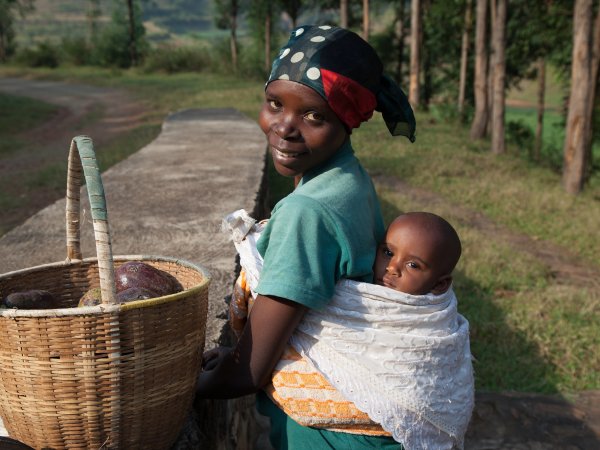 woman_carrying_daughter_rwanda_photo_amelody_lee_world_bank.jpg