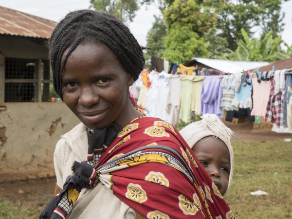 woman_with_child_kenya_credit_peter_kapuscinski_world_bank.jpg
