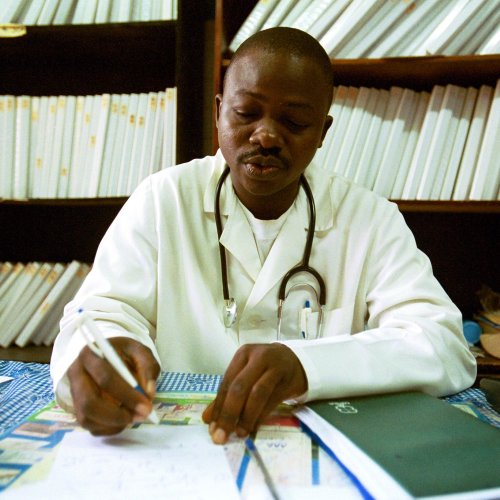 doctor_working_credit_Ami_Vitale_World_Bank