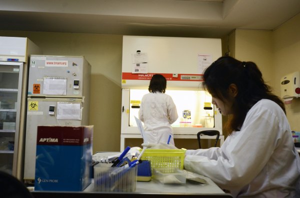 A researcher working in the lab. Photo credit:Trinn Suwannapha, WorldBank