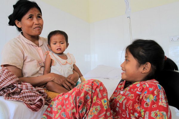 mother_and_children_at_health_centre_credit_chhor_sokunthea_world_bank.jpg