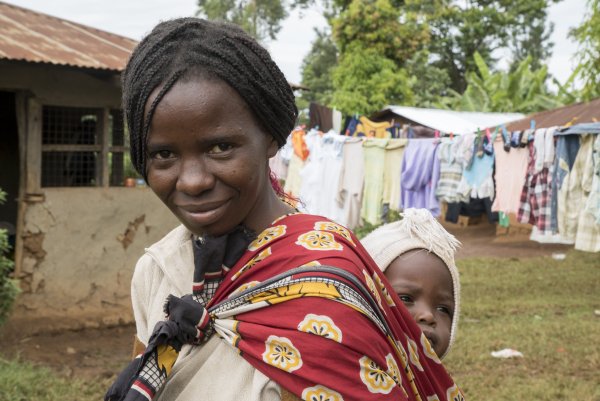 woman_with_child_kenya_credit_peter_kapuscinski_world_bank.jpg