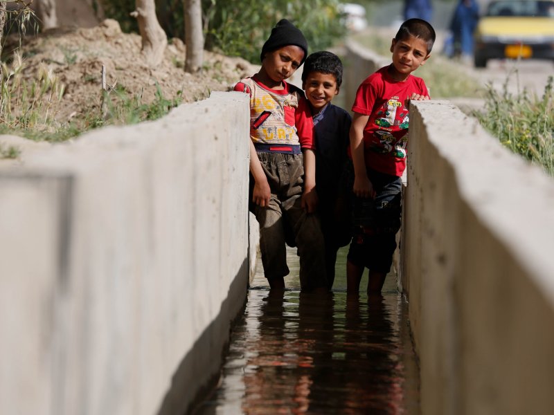 children playing in canal_credit Abbas Farzami_Rumi Consultancy_World Bank